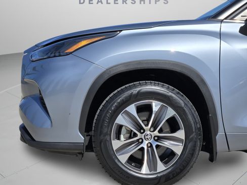 Used 2023 Toyota Highlander XLE FWD image 39