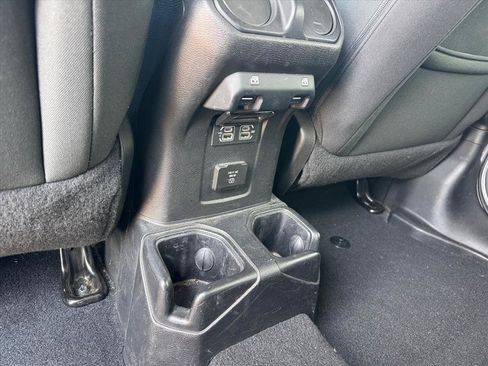 Used 2018 Jeep Wrangler Unlimited Sahara AWD/4WD image 11