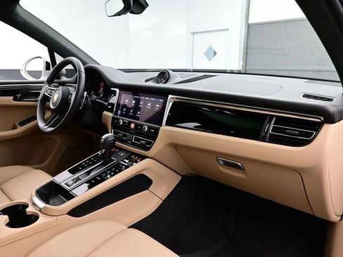 Certified 2025 Porsche Macan AWD/4WD image 19