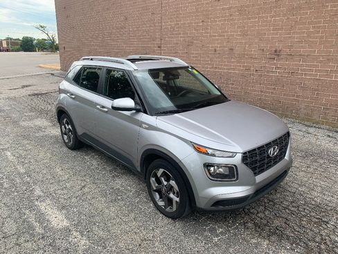Used 2025 Hyundai Venue SEL FWD image 8