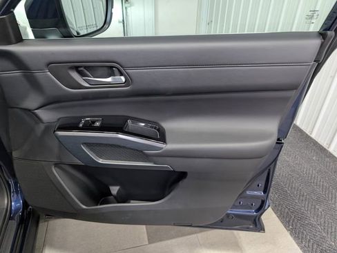 Used 2025 Nissan Pathfinder SL AWD/4WD image 27