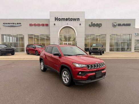 Used 2025 Jeep Compass Latitude image 1