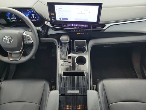 Used 2025 Toyota Sienna XSE FWD image 17