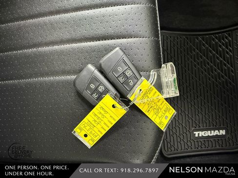 Used 2022 Volkswagen Tiguan SE w/ Panoramic Sunroof Package FWD image 52