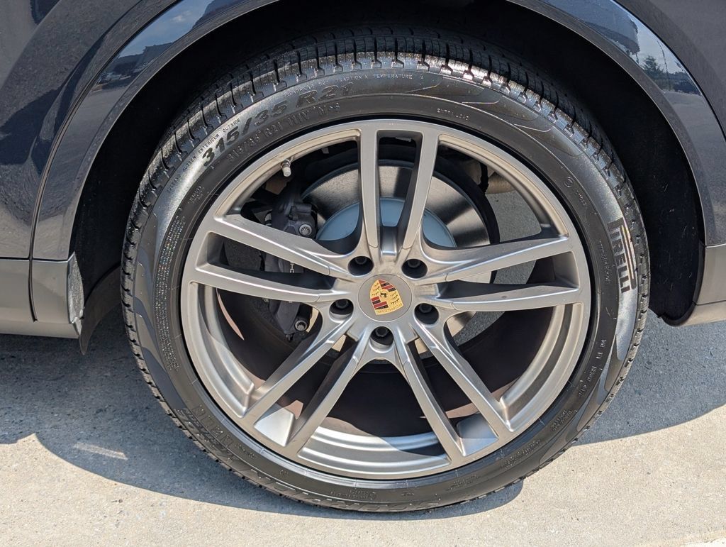 Certified 2022 Porsche Cayenne Coupe AWD/4WD image 33