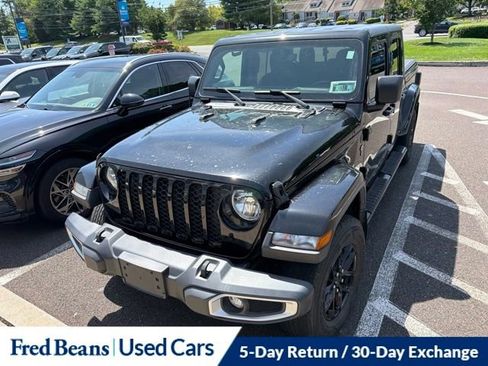 Used 2022 Jeep Gladiator Sport AWD/4WD image 1