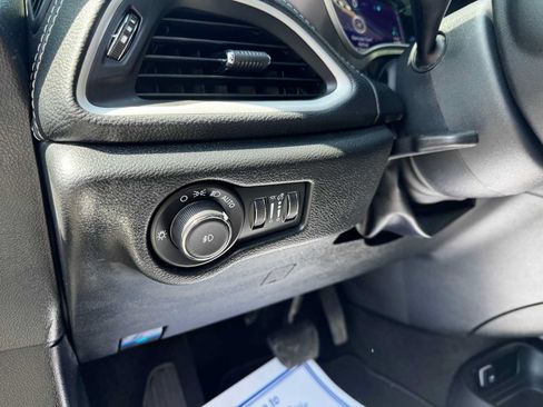 Used 2025 Chrysler Pacifica Select FWD image 17