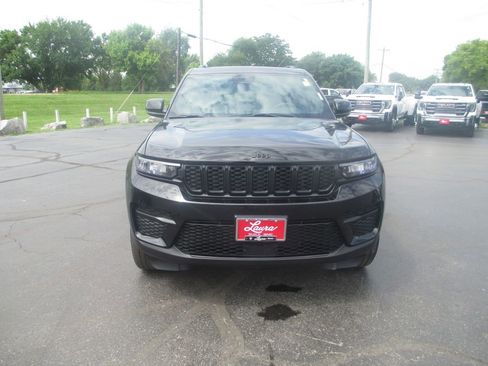 Used 2024 Jeep Grand Cherokee Altitude AWD/4WD image 13