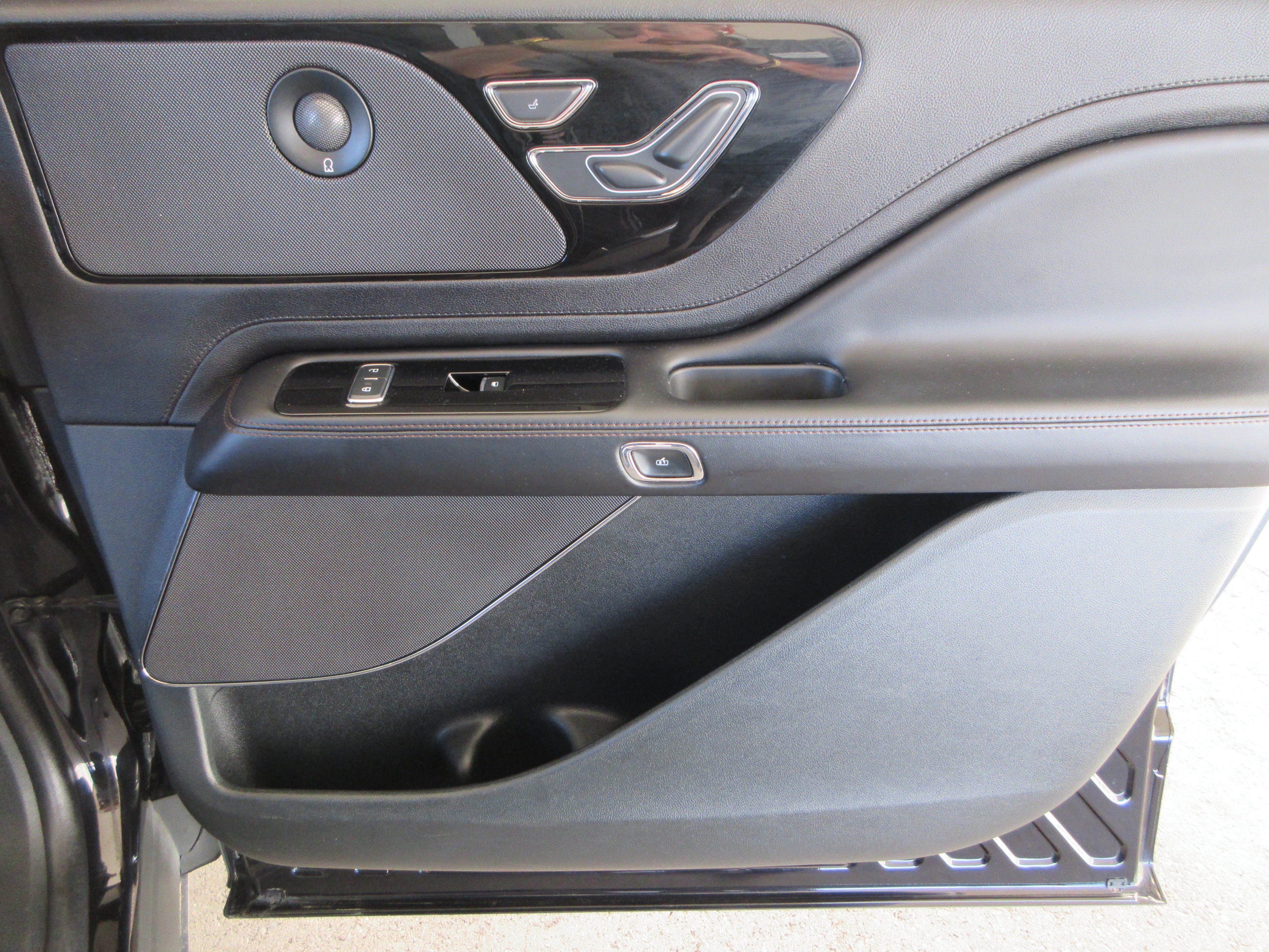 Used 2024 Lincoln Aviator Reserve AWD/4WD image 28