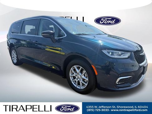 Used 2024 Chrysler Pacifica Touring-L FWD image 5