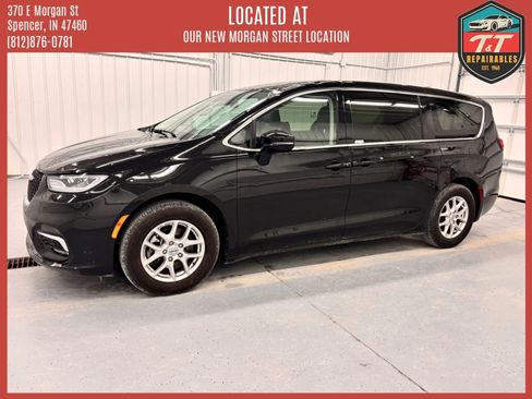 Used 2024 Chrysler Pacifica Touring-L FWD image 2