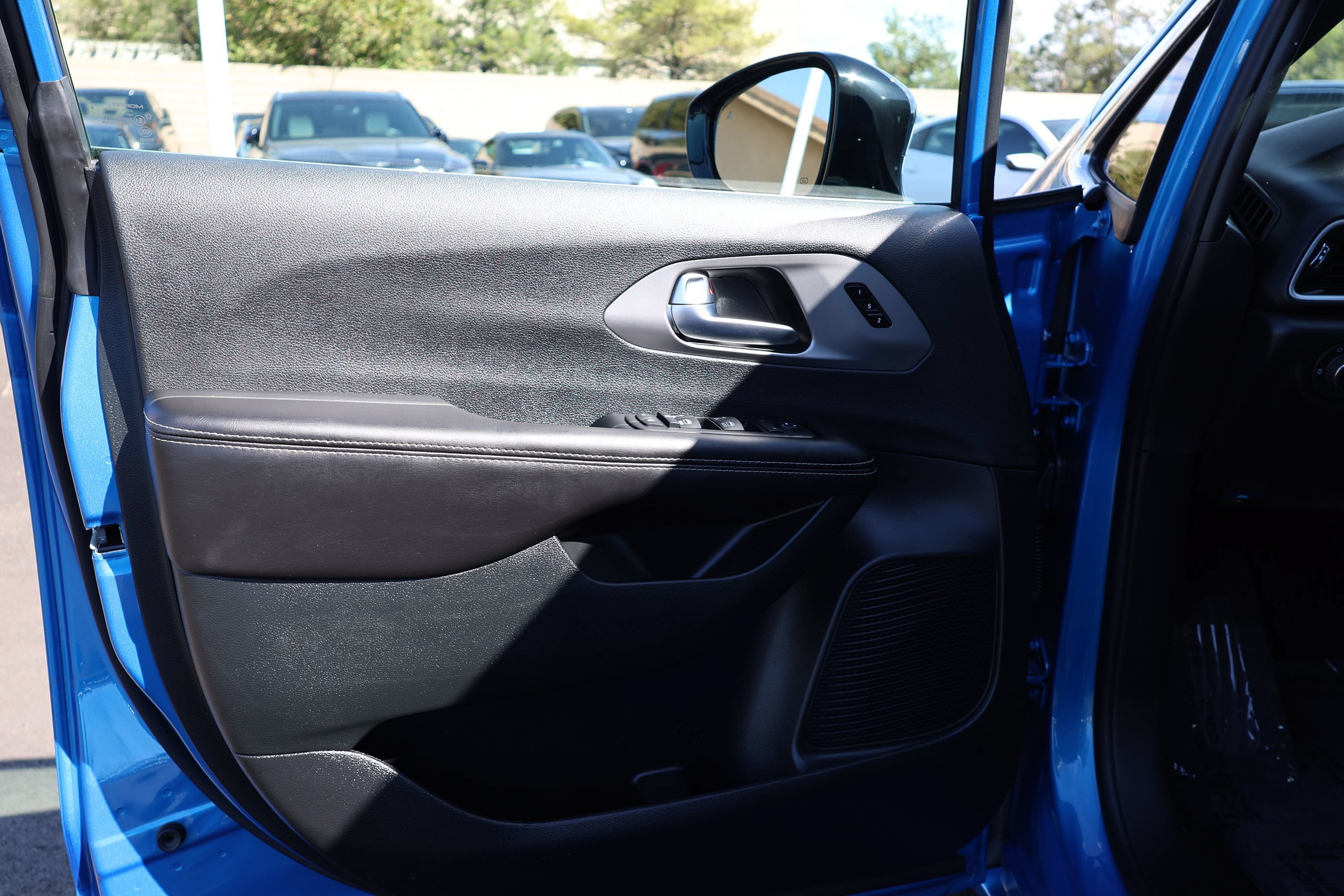 Used 2027 Chrysler Pacifica Select FWD image 16