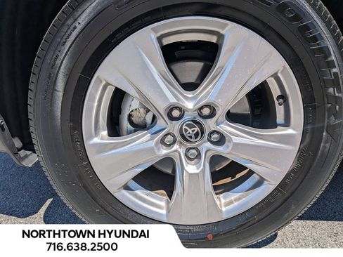 Used 2025 Toyota RAV4 XLE AWD/4WD image 38