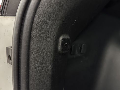 Used 2019 Jeep Cherokee Limited w/ Technology Group FWD image 34