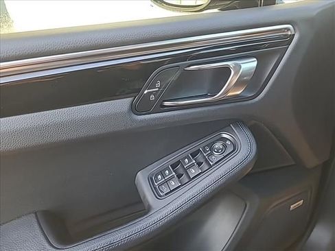 Used 2022 Porsche Macan image 18