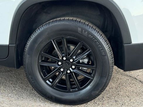 Used 2022 Chevrolet Traverse LT image 37