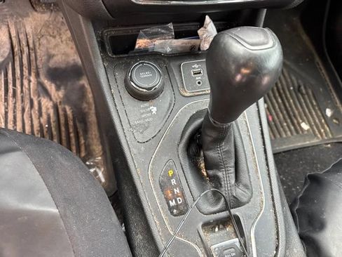Used 2021 Jeep Cherokee Latitude Lux w/ Mopar Interior Package AWD/4WD image 9