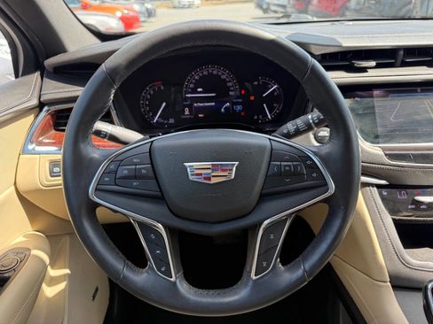 Used 2017 Cadillac XT5 Luxury w/ Driver Awareness Package FWD image 17