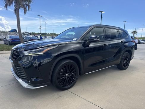 Used 2023 Toyota Highlander XSE FWD image 3