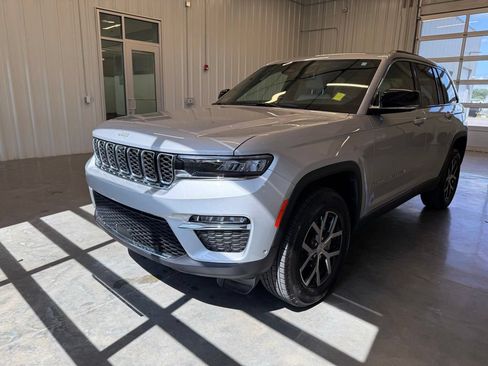 Used 2025 Jeep Grand Cherokee Limited w/ Luxury Tech Group II AWD/4WD image 21