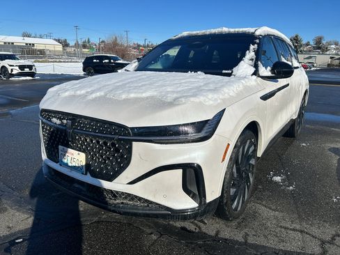 Used 2024 Lincoln Nautilus Reserve w/ Equipment Group 202A image 3