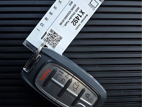Used 2025 Chrysler Pacifica Limited FWD image 10