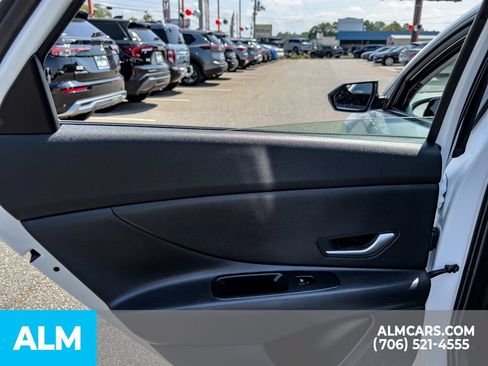 Used 2024 Hyundai Elantra SEL FWD image 11