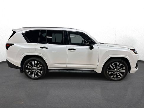 Certified 2025 Lexus LX 700h Luxury image 2