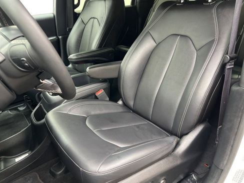 Used 2025 Chrysler Pacifica Select FWD image 19