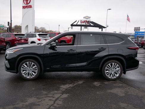 Used 2024 Toyota Highlander Platinum image 4