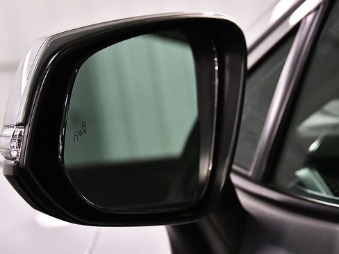 Used 2020 Toyota RAV4 XLE w/ Convenience Package image 13