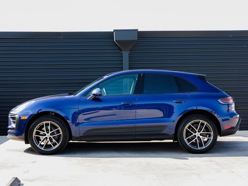 Certified 2025 Porsche Macan image 2