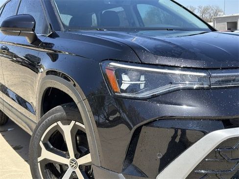 Certified 2025 Volkswagen Taos SEL image 3