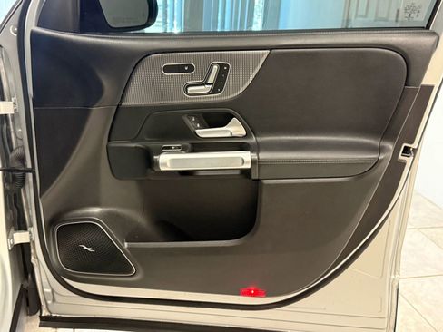 Used 2020 Mercedes-Benz GLB 250 4MATIC image 23