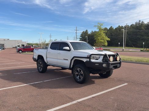 Used 2018 Toyota Tacoma TRD Sport image 3