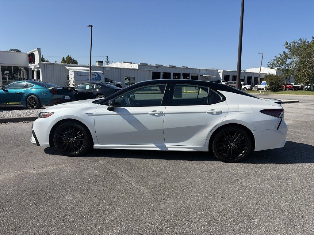Used 2021 Toyota Camry XSE w/ Navigation Upgrade Package FWD image 4