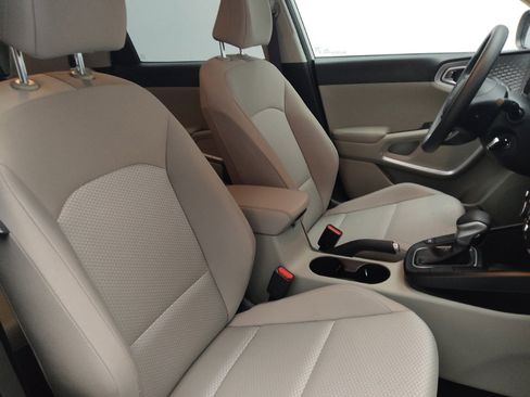 Used 2025 Kia Soul LX w/ LX Technology Package image 21