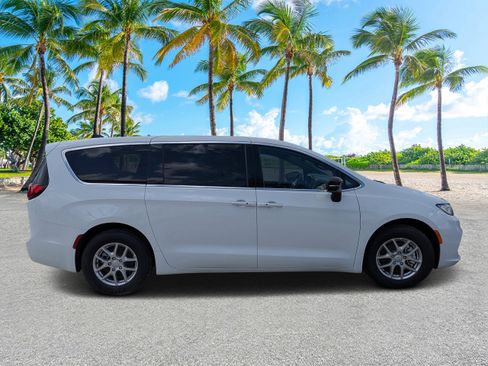 New 2025 Chrysler Pacifica Select image 2