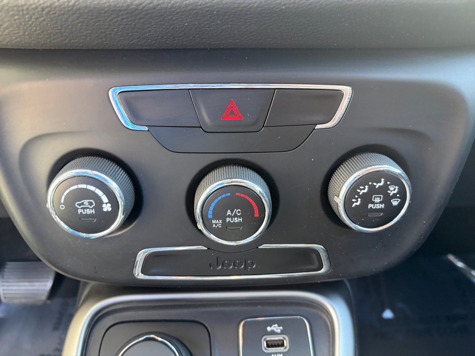 Used 2018 Jeep Compass Latitude AWD/4WD image 22