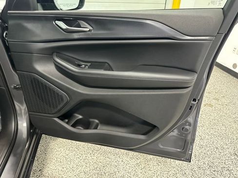 New 2025 Jeep Grand Cherokee Altitude image 11