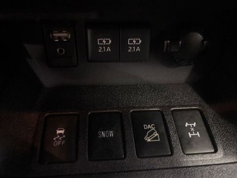 Used 2017 Toyota Highlander LE image 23