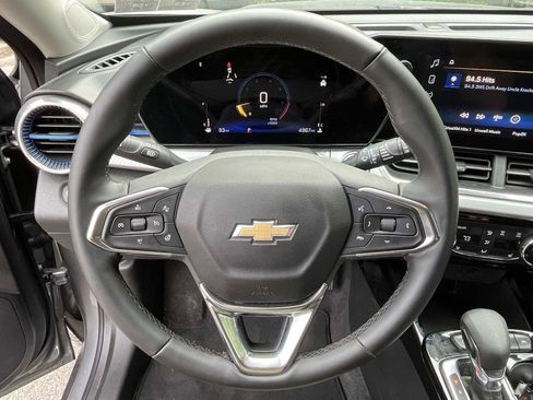 Used 2025 Chevrolet Trax LT w/ Driver Confidence Package image 11
