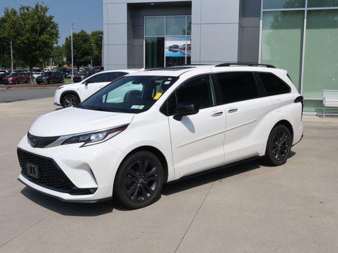 Used 2023 Toyota Sienna XSE w/ XSE Plus Package FWD image 5