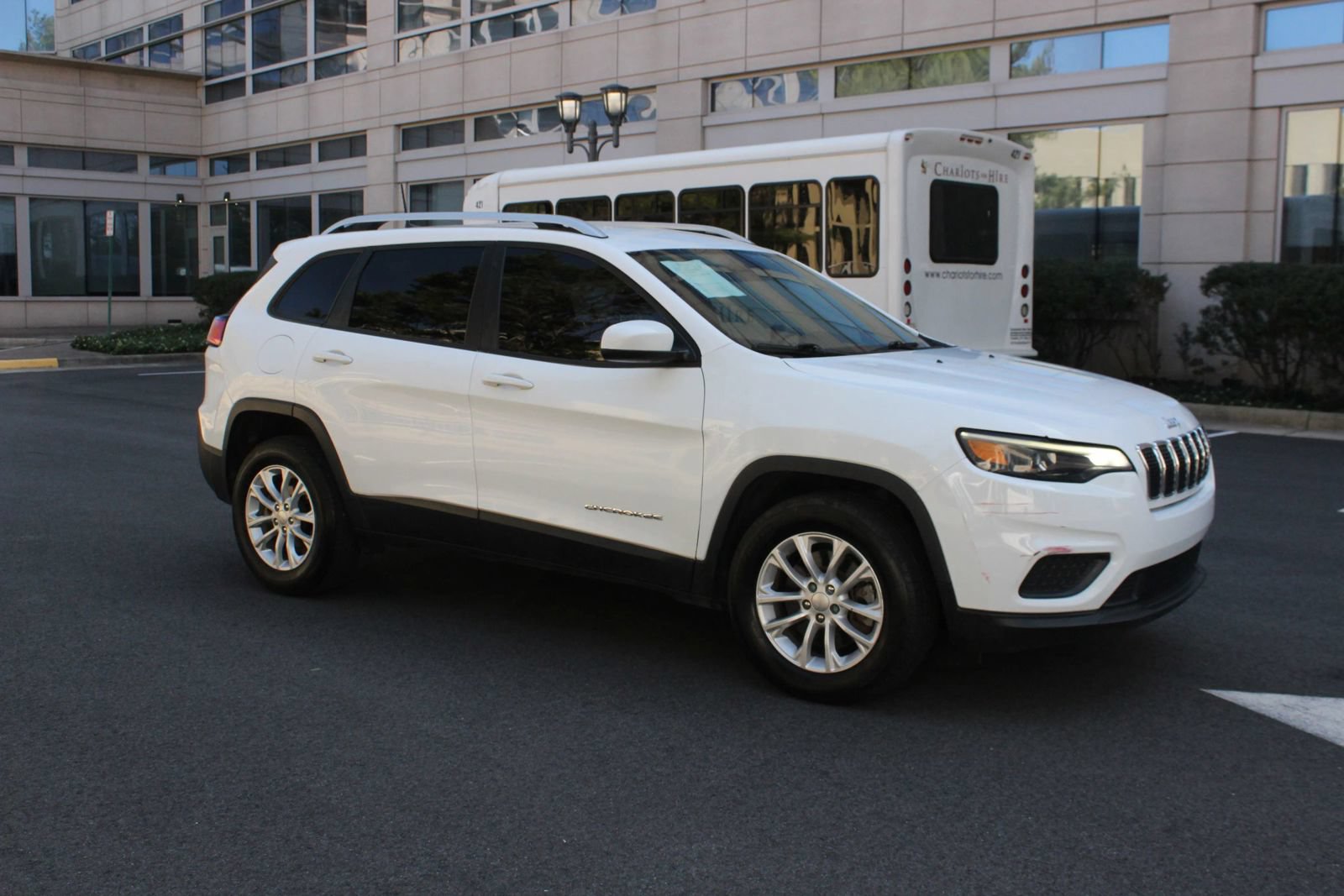 Used 2020 Jeep Cherokee Latitude FWD image 2
