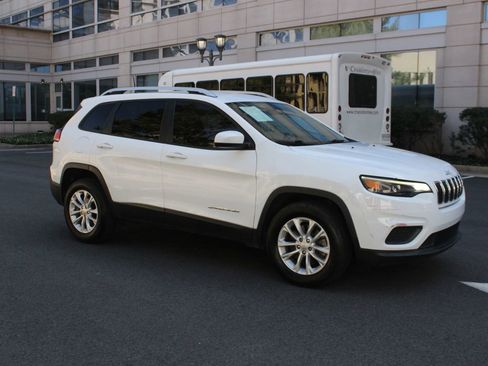 Used 2020 Jeep Cherokee Latitude FWD image 2