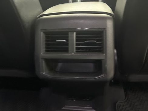 Used 2022 Volkswagen Atlas Cross Sport SE image 27