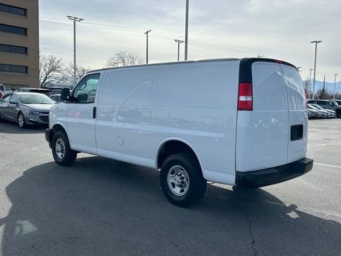 Used 2022 Chevrolet Express 3500 w/ Driver Convenience Package image 10