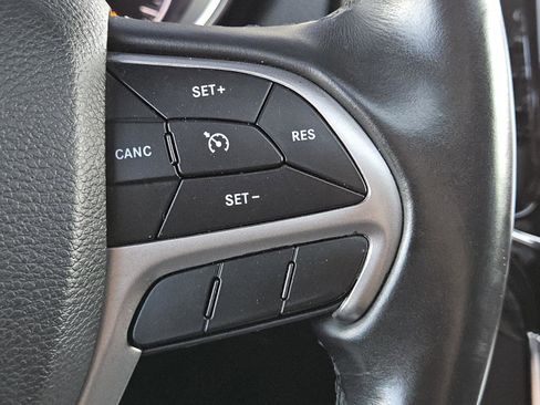 Used 2019 Jeep Grand Cherokee Altitude RWD image 19