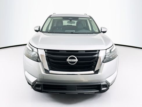 Used 2025 Nissan Pathfinder SV FWD image 2