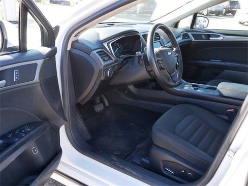 Used 2017 Ford Fusion SE image 12